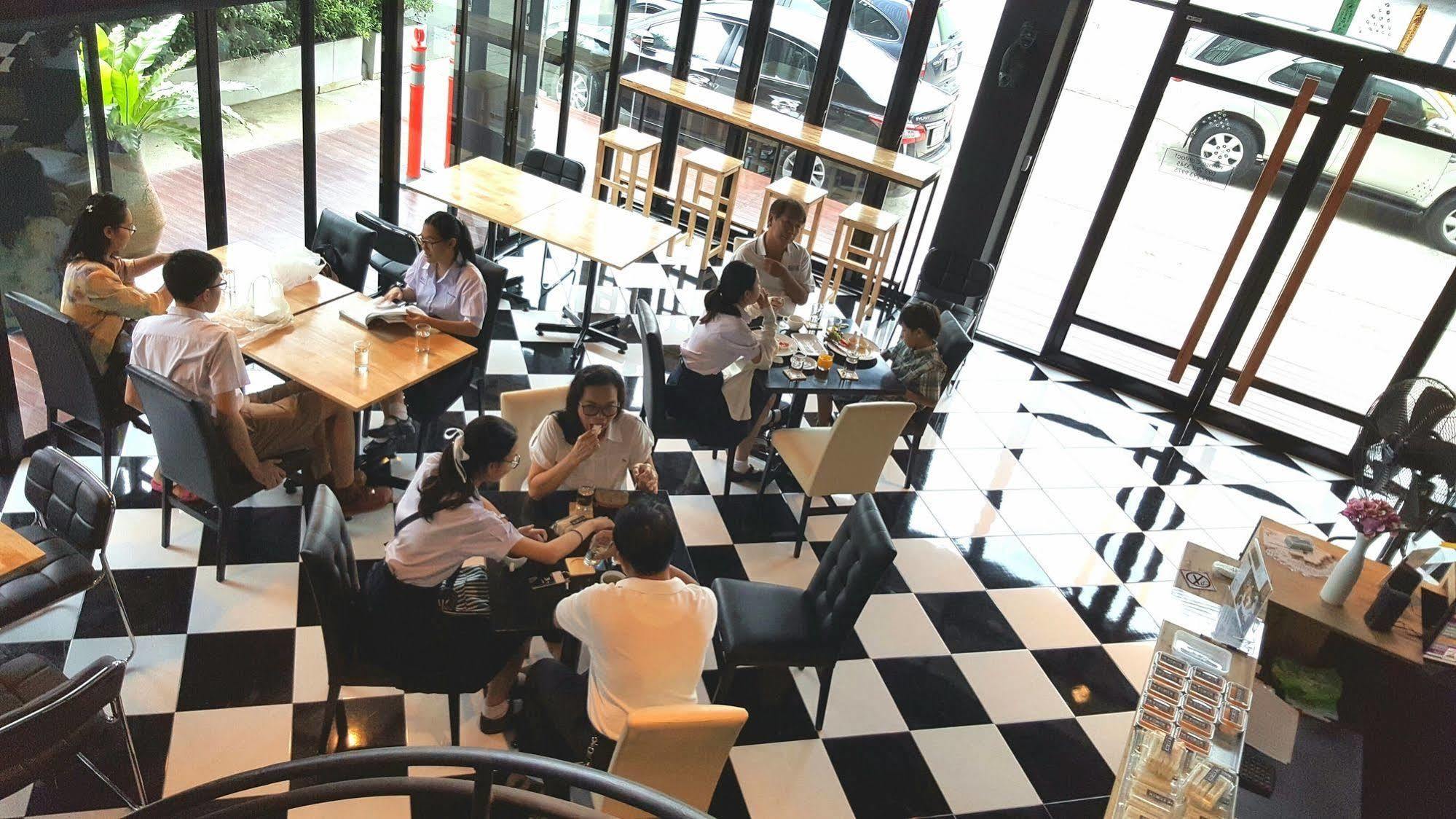 The Logbook Room And Cafe' Чонбури Екстериор снимка